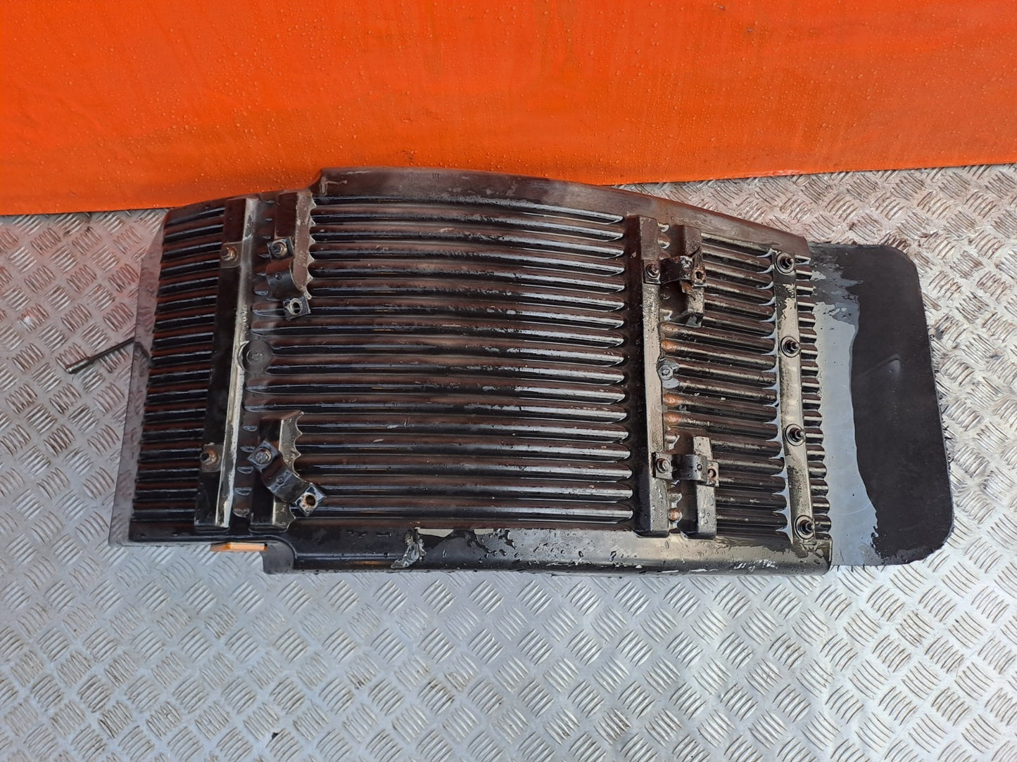 ✅2003 VOLVO FL 5.5 DIESEL FRONT LEFT MUDGUARD 1072191 + WARRANTY A324 - Image 2