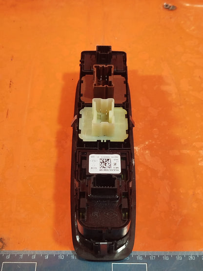 ✅2024 DACIA DUSTER JOURNEY FRONT RIGHT WINDOW SWITCH 255709019R + WARRANTY A364 - Image 5