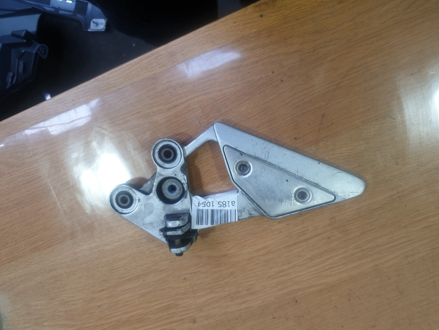 ✅2007 YAMAHA FZ6 FAZER S2 PETROL FRONT LEFT SIDE FOOTREST HANGER + WARRANTY A185 - Image 4