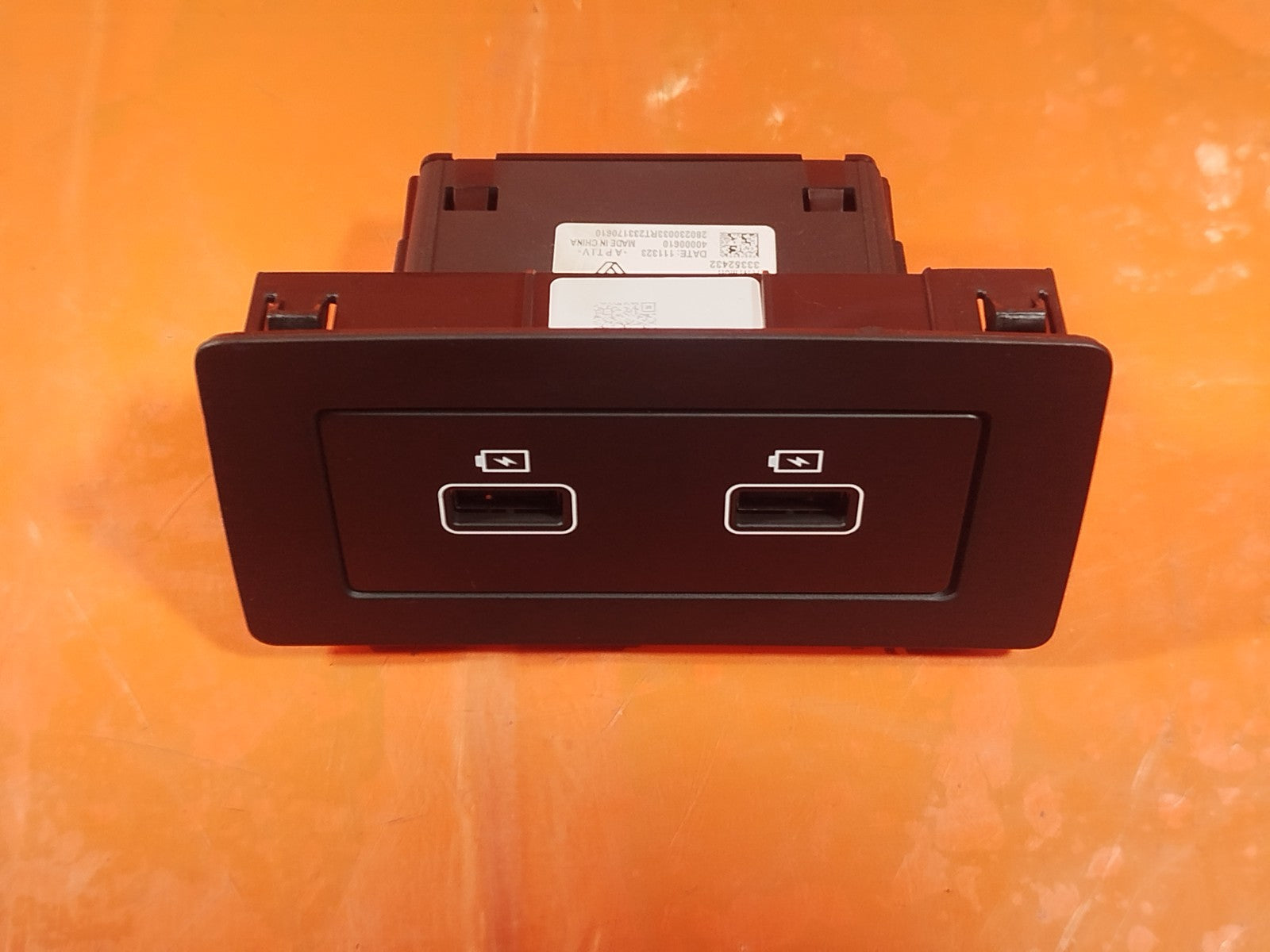 ✅2024 DACIA DUSTER JOURNEY USB AND CHARGING PORT 280230033R + WARRANTY A364 - Image 1