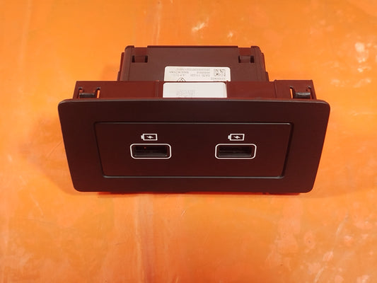 ✅2024 DACIA DUSTER JOURNEY USB AND CHARGING PORT 280230033R + WARRANTY A364 - Image 1