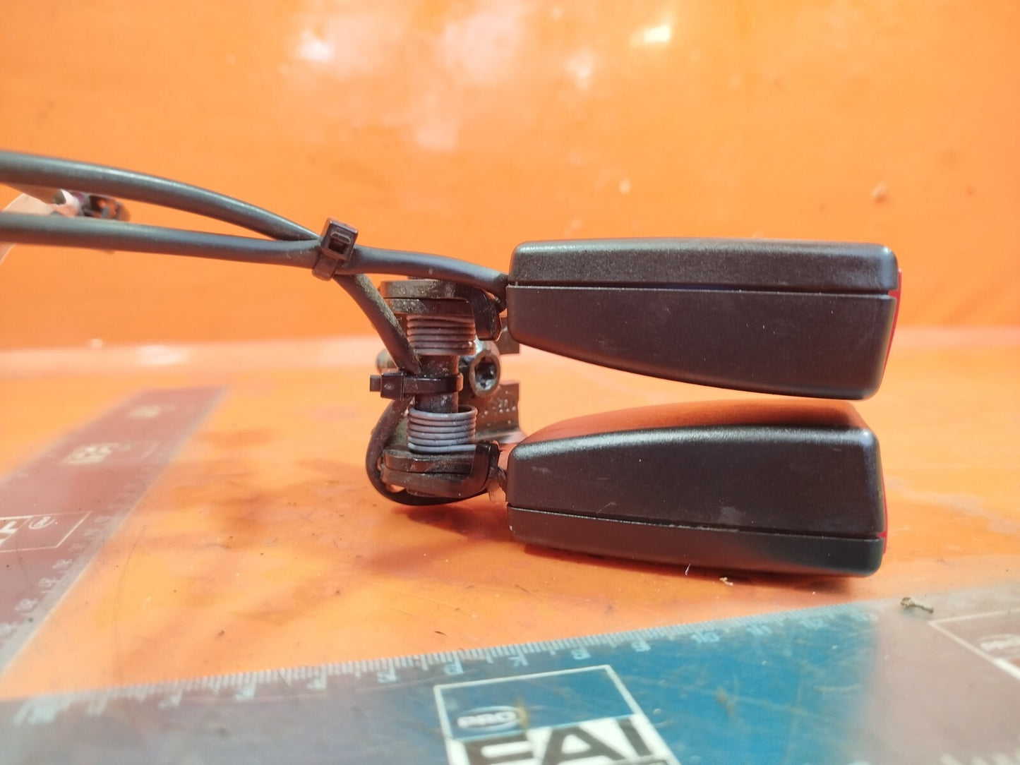 ✅Ford Mondeo Titanium 2015 2.0 Diesel REAR SEAT BELT BUCKLE DS73-F613K12-AC35B8 - Image 4