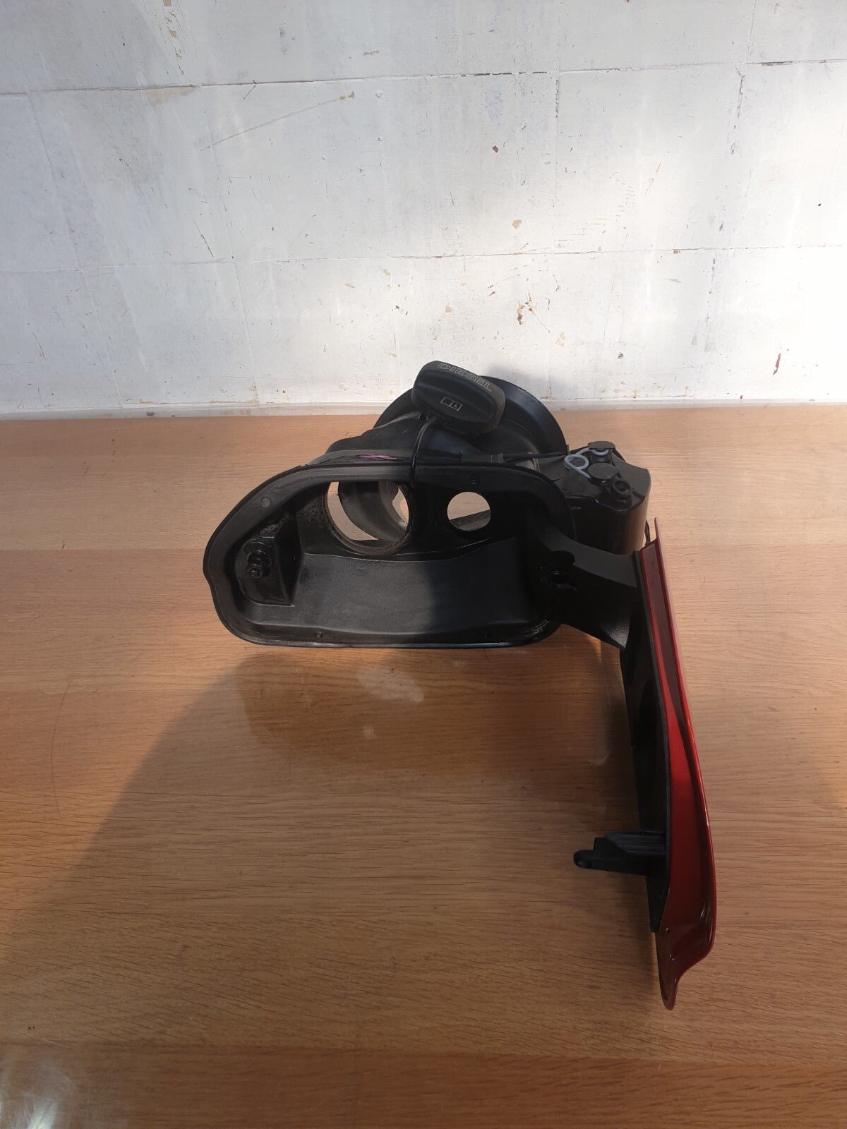 ✅2018 BMW 4 SERIES F33 SPORT 2.0D FUEL FLAP FILLER COVER RED 7286002 + WARRANTY - Image 3