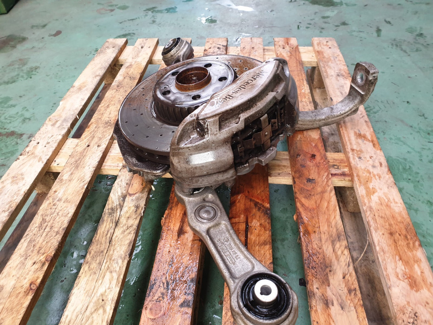 ✅2015 MERCEDES C CLASS W205 2.0P FRONT LEFT WHEEL HUB A2052100 A0004212112 A061 - Image 7
