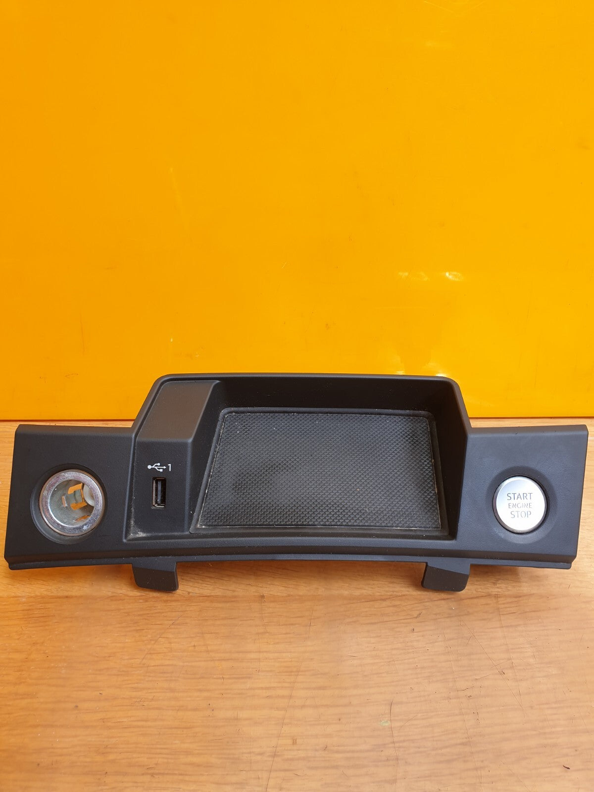 ✅2019 AUDI Q5 FY 2.0TDI CENTRE CONSOLE START STOP USB SOCKET TRIM 80C864131A - Image 1