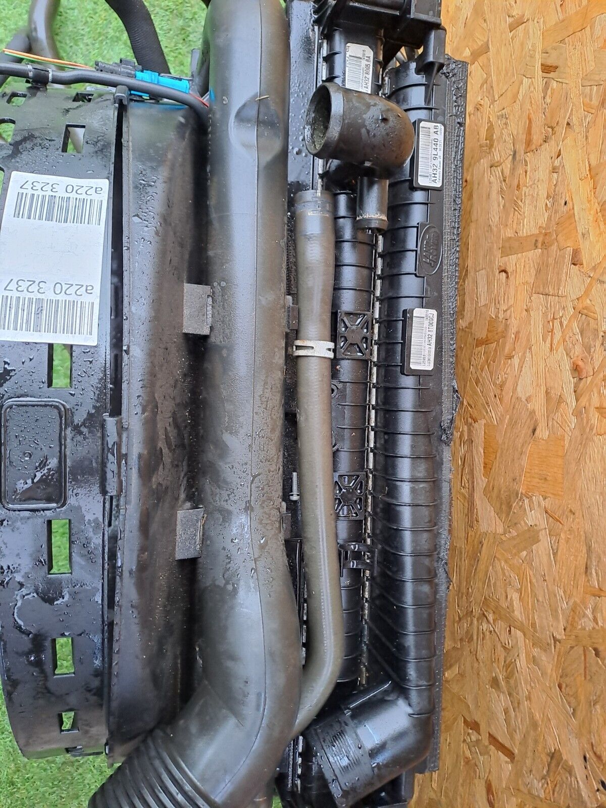 Land Rover Discovery 4 3.0 Diesel 2015 Radiator AH32-9L440-AB AH32-8005-BA A220