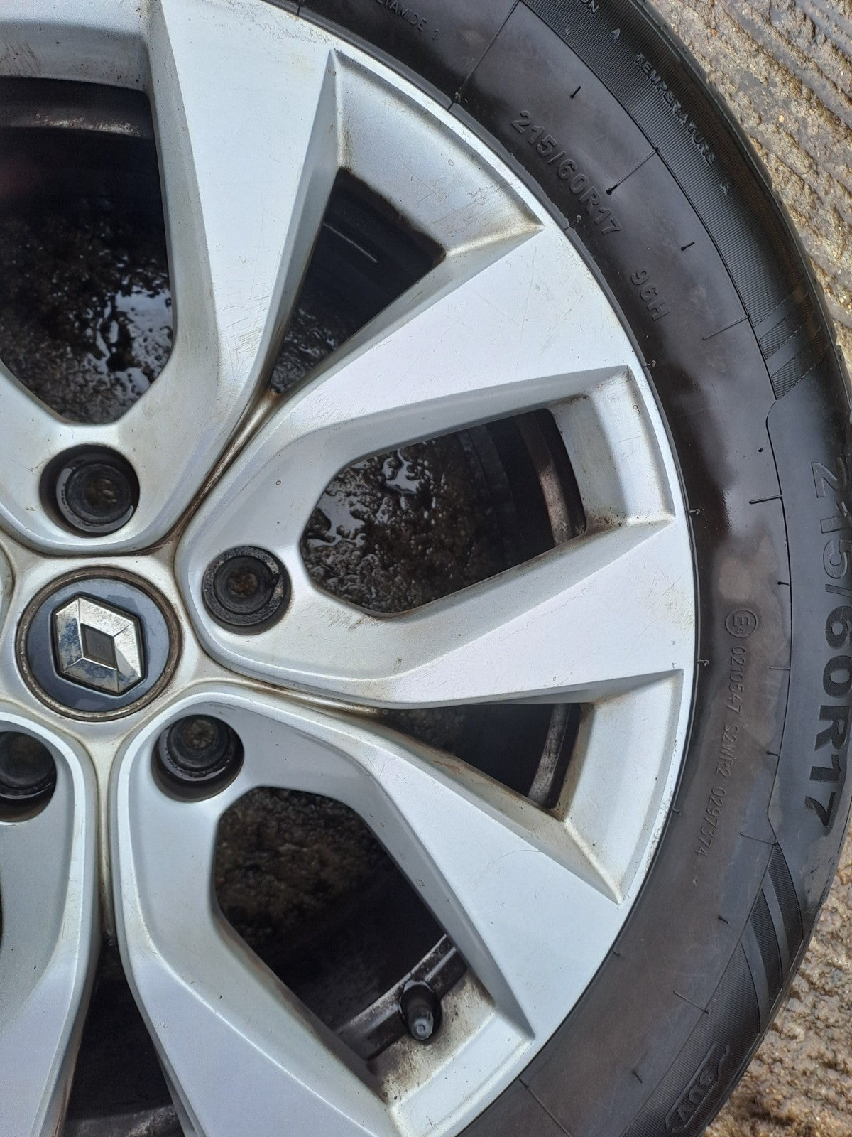 ✅2021 Renault Captur MK2 Iconic Alloy Wheel with Tyre 215/60 R17 403001698R A385 - Image 3