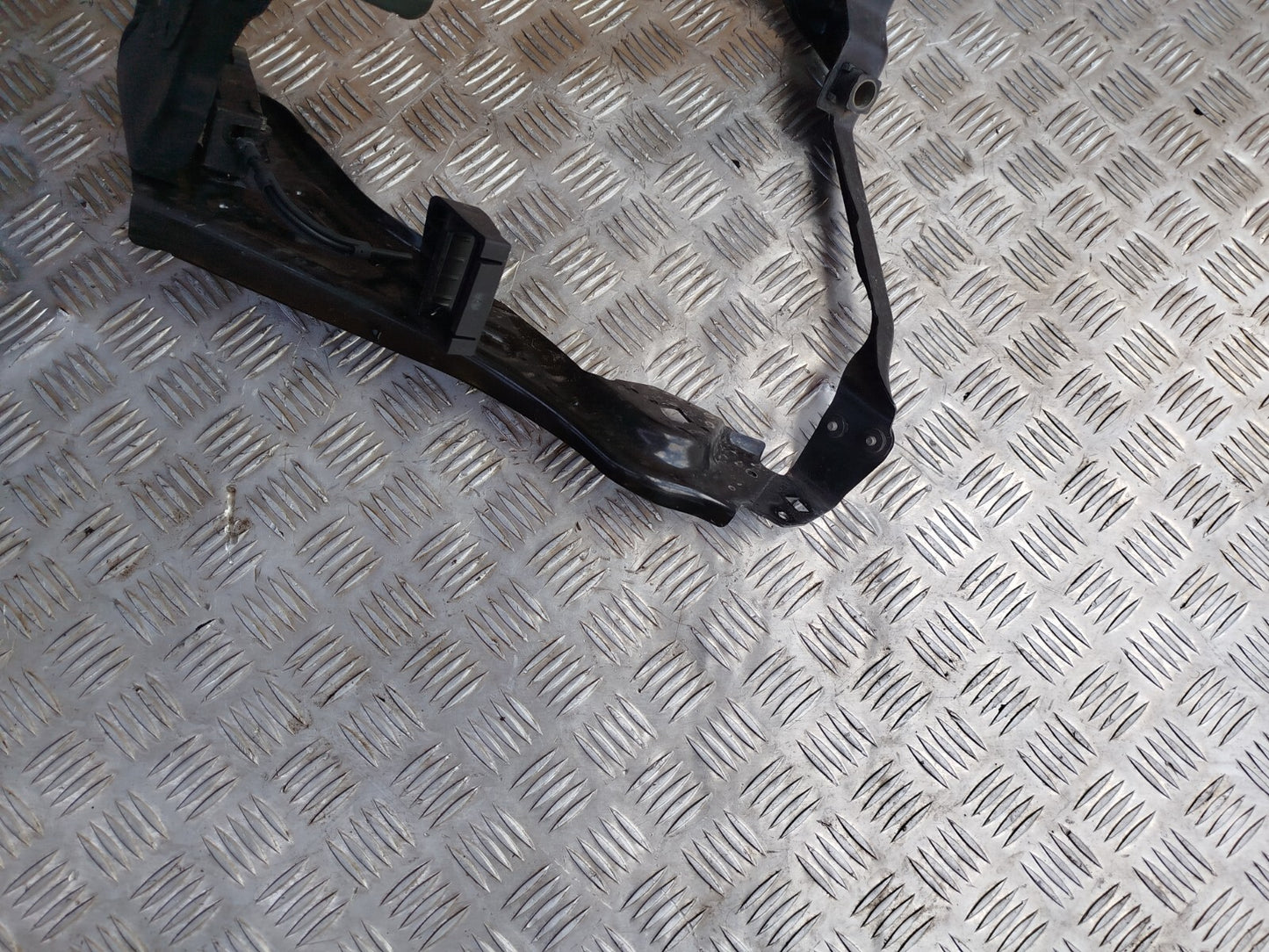 ✅MERCEDES C250 W204 2.1 DIESEL 2011 FRONT LEFT HEADLIGHT BRACKET A2046200991 - Image 7