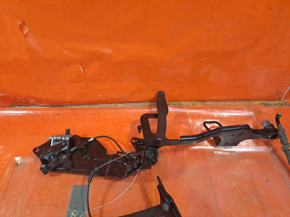 ✅2013 BMW 1 SERIES E88 CONVERTIBLE ROOF HINGE RIGHT 7174774 + WARRANTY A348 - Image 4