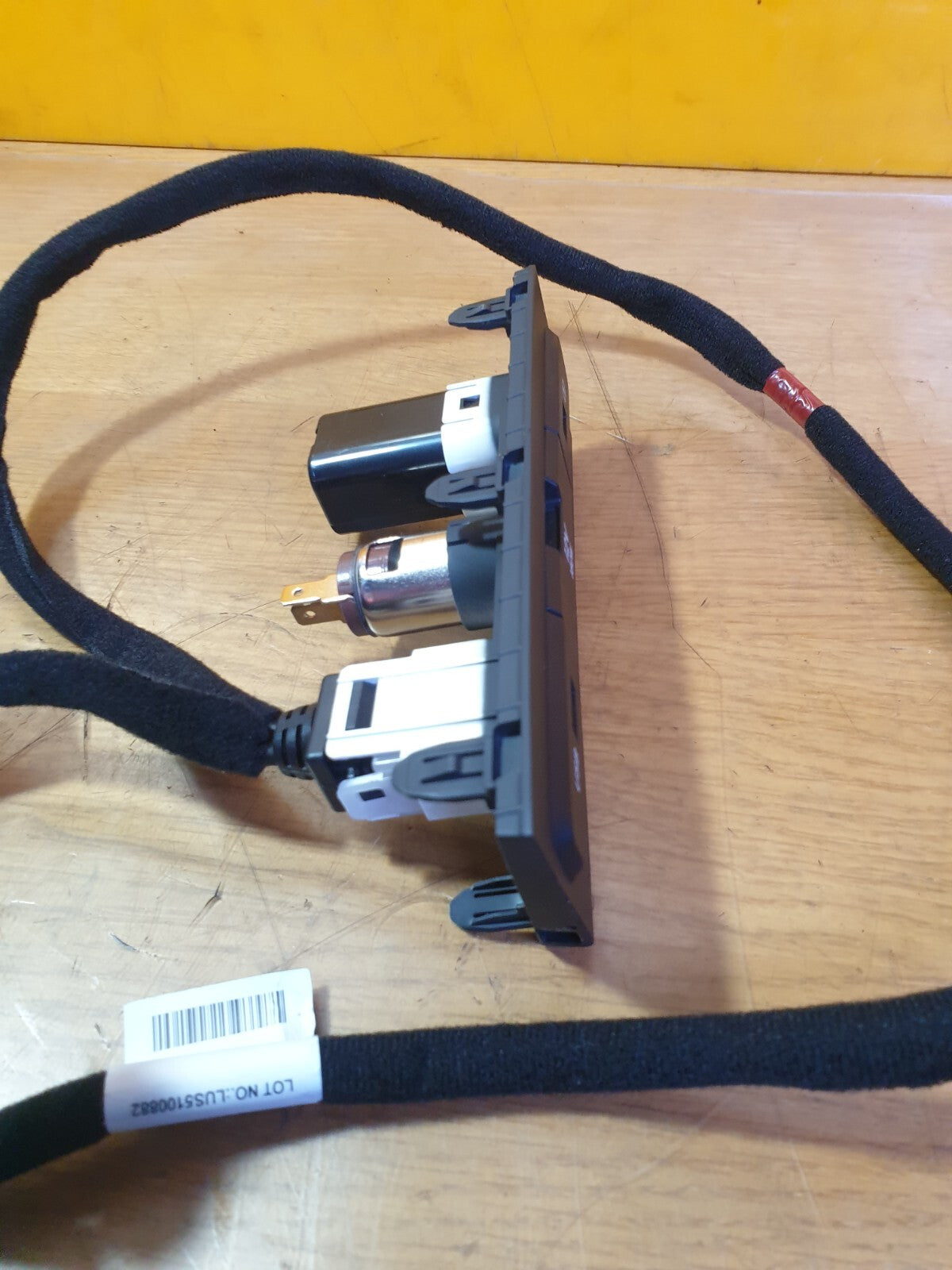 ✅2023 HYUNDAI BAYON PREM T-GDi 1.0P USB CHARGING PORT SOCKET CONNECTOR A200 - Image 3