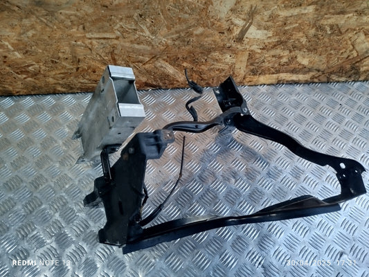 ✅MERCEDES E250 W212 2.1 DIESEL 2011 FRONT LEFT HEADLIGHT BRACKET A212620021 A269 - Image 1