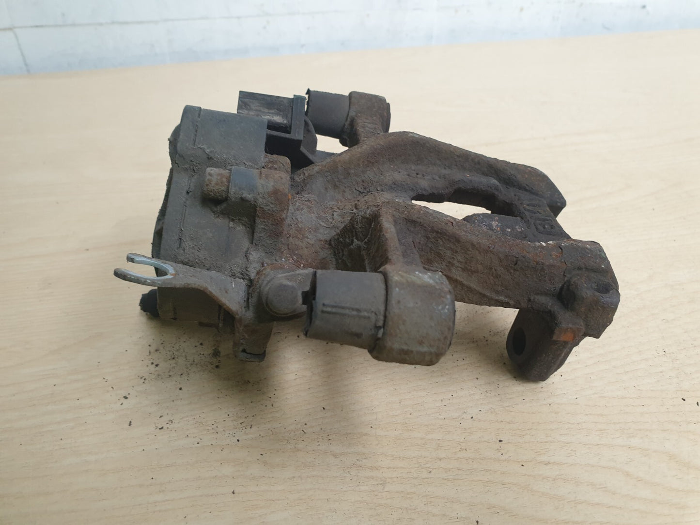 BMW F46 216D 1.5 DIESEL 2018 LEFT REAR BRAKE CALIPER - Image 7