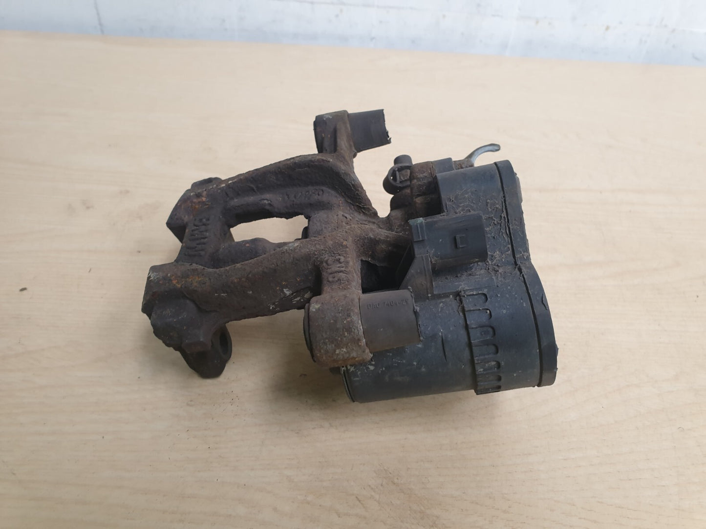BMW F46 216D 1.5 DIESEL 2018 LEFT REAR BRAKE CALIPER - Image 9