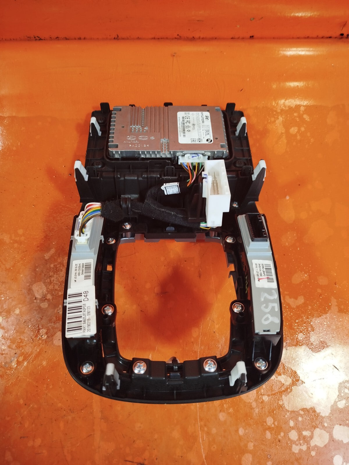 ✅HYUNDAI KONA 1.0 PETROL 2019 GEAR SELECTOR SURROUND WIRELESS CHARGING MODULE - Image 7