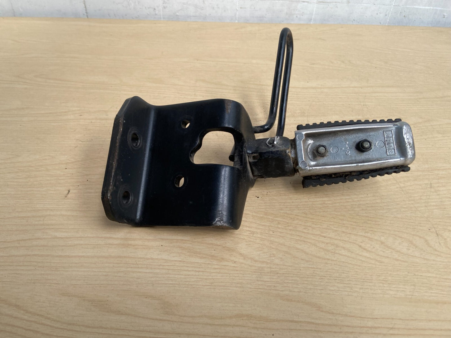 YAMAHA XVS1300C 2015 FRONT LEFT FOOT REST PEG Warranty A031 - Image 1