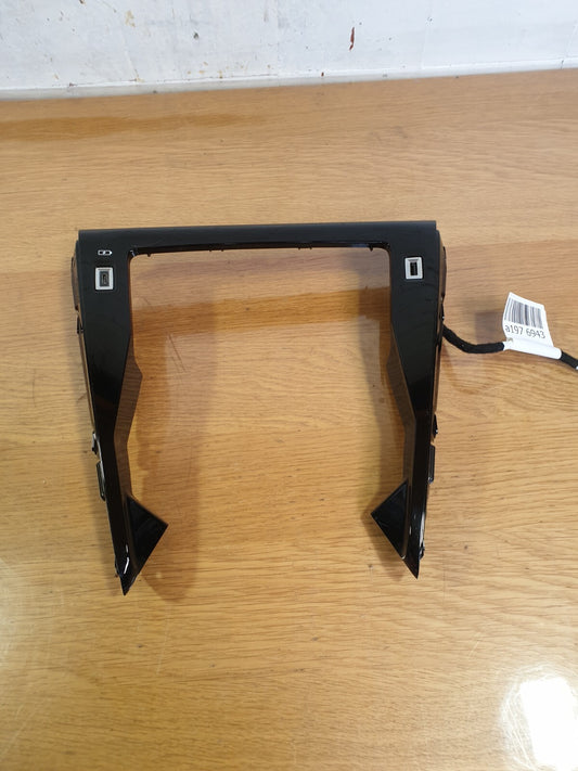 ✅2020 PEUGEOT 208 ALLURE EV CENTRE CONSOLE TRIM AND USB SOCKET 9831377180 A197 - Image 1