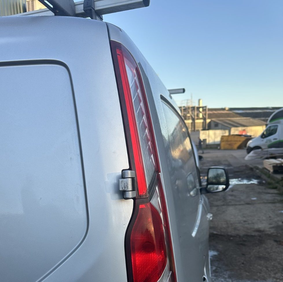 ✅2017 FORD TRANSIT CONNECT REAR RIGHT UPPER TAIL LIGHT DT11-13A602-AD A369 - Image 1