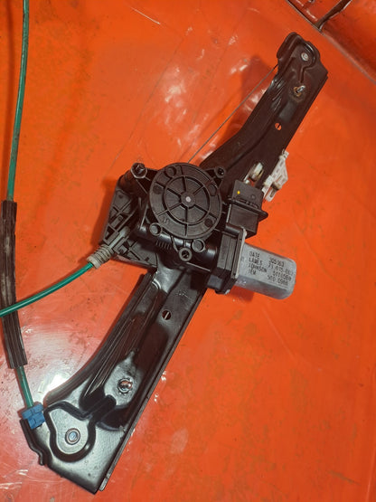 ✅BMW 118D F20 2.0 Diesel 2015 Front Right Window Regulator And Motor 7242562 - Image 6