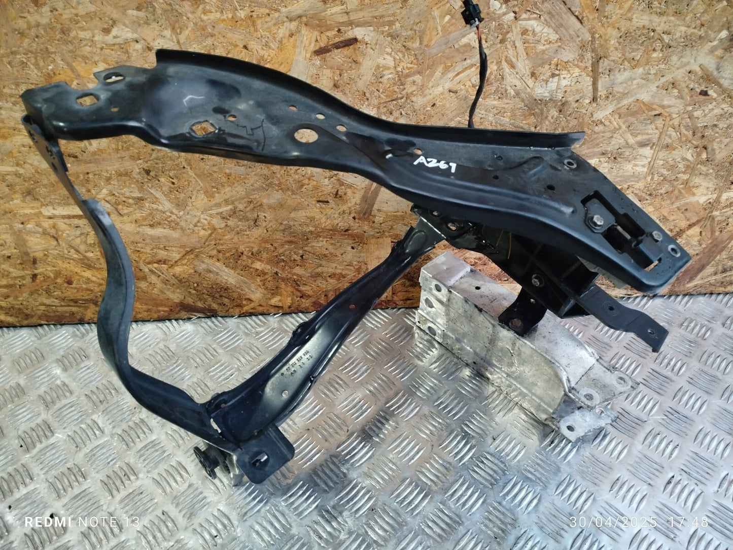 ✅MERCEDES E250 W212 2.1 DIESEL 2011 FRONT RIGHT HEADLIGHT BRACKET A212620030 - Image 1