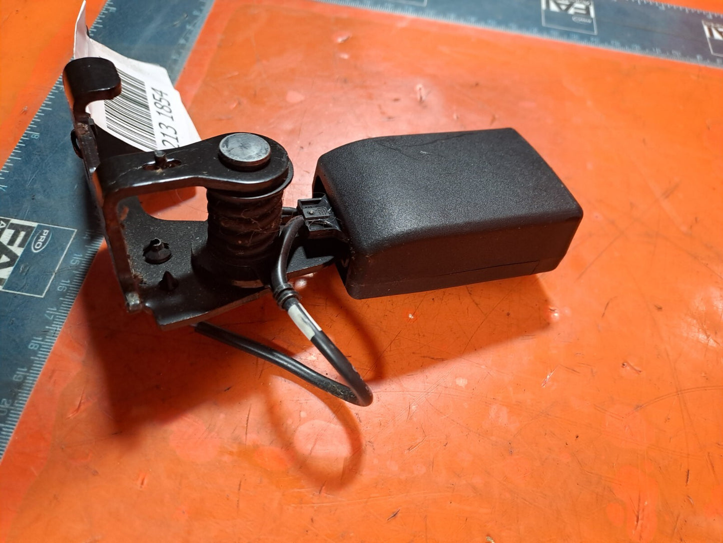 ✅MERCEDES W176 A180 1.6 PETROL 2012 REAR LEFT SEAT BELT BUCKLE A1768600369 A213 - Image 2