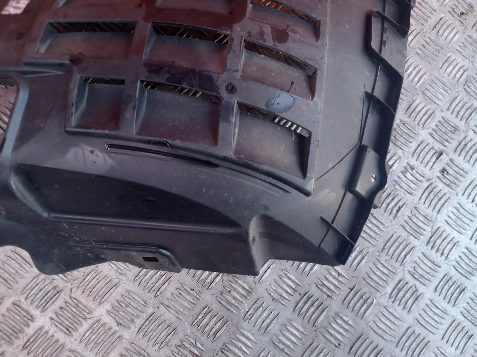 Land Rover Defender L663 3.0 Diesel 2025 Front Right Splash Guard L8B216A573AD - Image 6