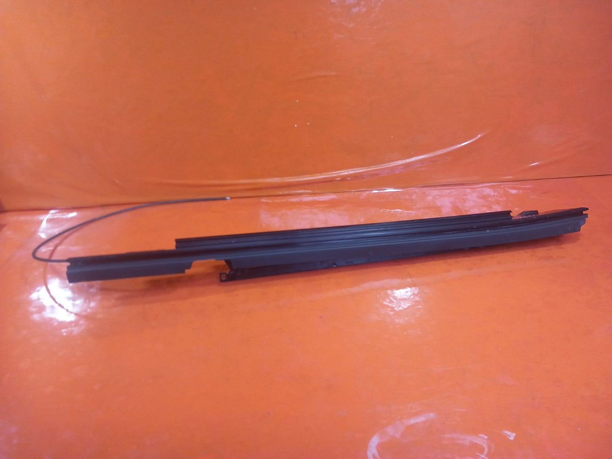 2025 Land Rover Defender L663 Panoramic Roof Rail 883835712RH Warranty A396 - Image 1