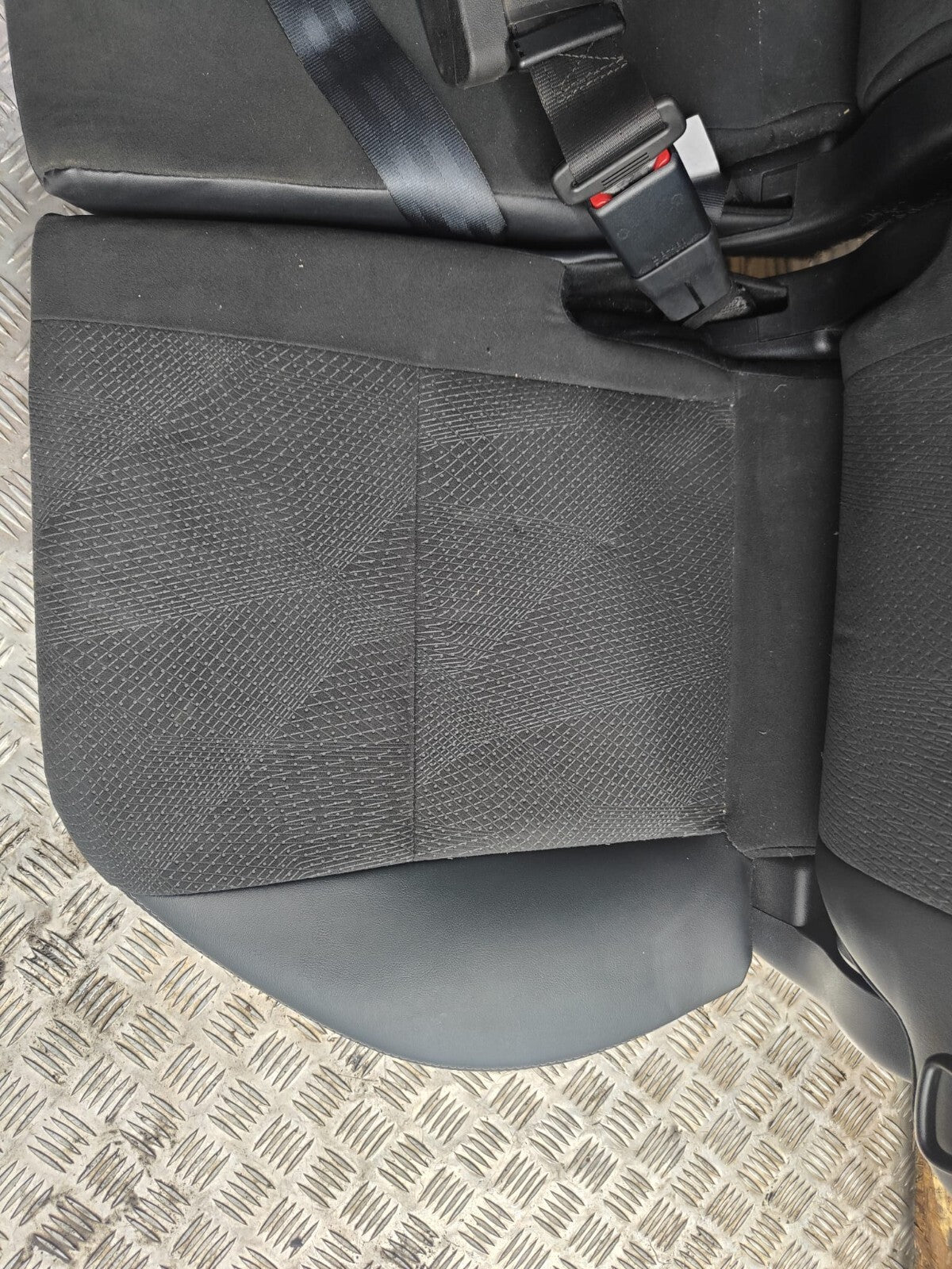 ✅Toyota Sienna 3rd row seats with seat belts camper conversion folding xAA - Image 7