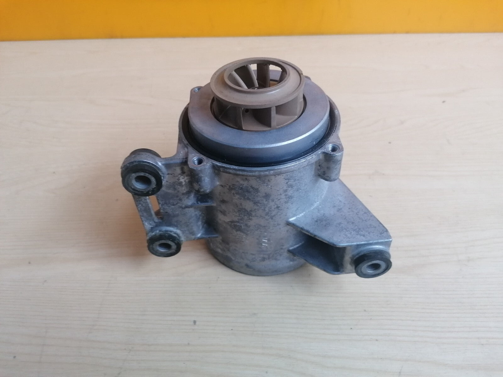 MERCEDES CLS 3.0 PETROL HYBRID 2019 COOLING WATER PUMP A2562000500 A006 - Image 4