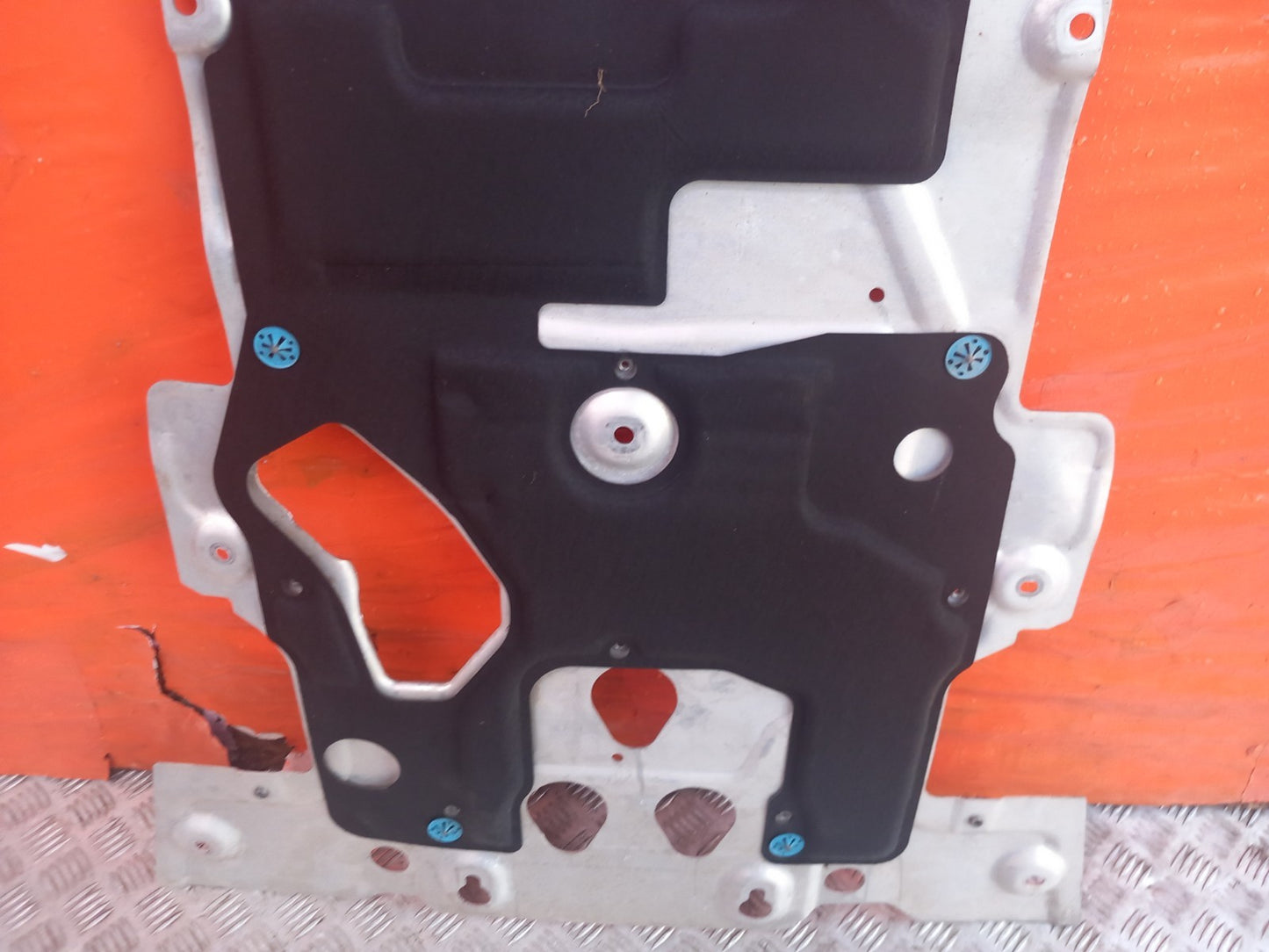 Land Rover Defender L663 3.0 Diesel 2025 Engine Undertray L8B25F002AD Warranty - Image 5