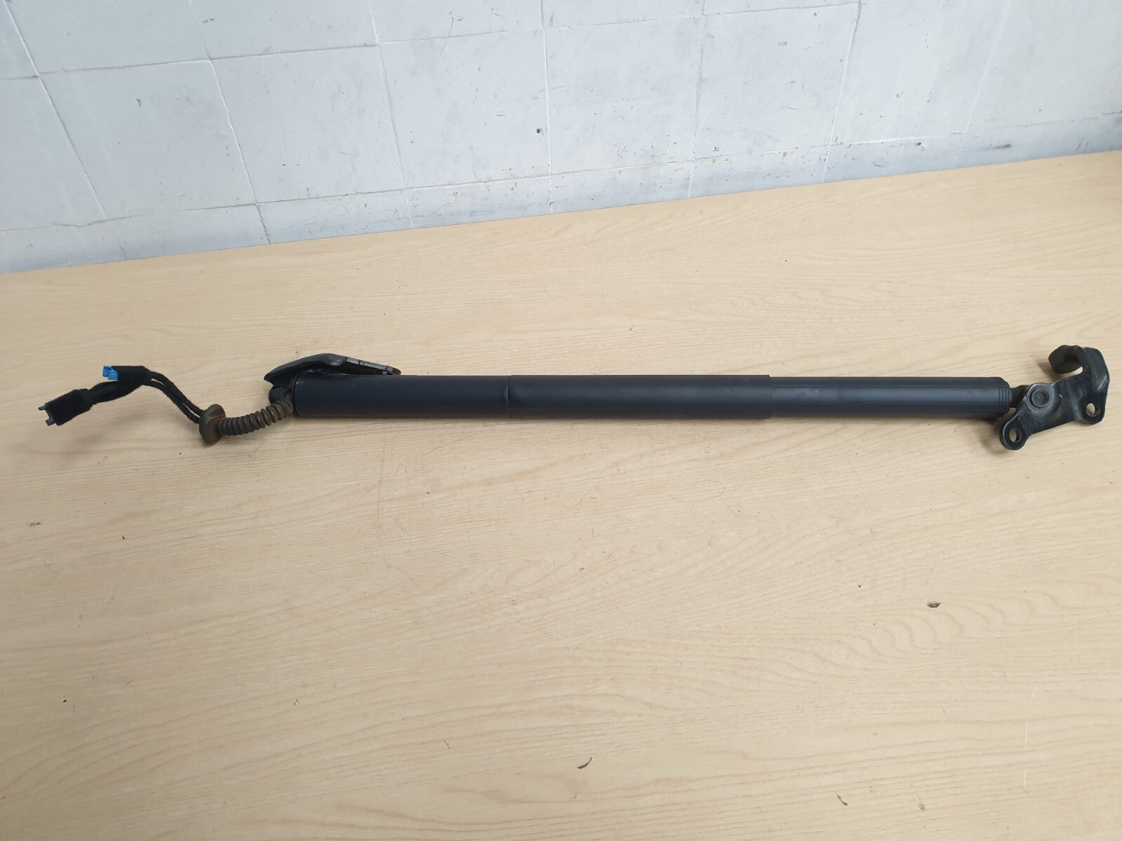 2018 BMW F46 216D 1.5 DIESEL TAILGATE STRUT SHOCK LEFT NEARSIDE 7432771 A036 - Image 9