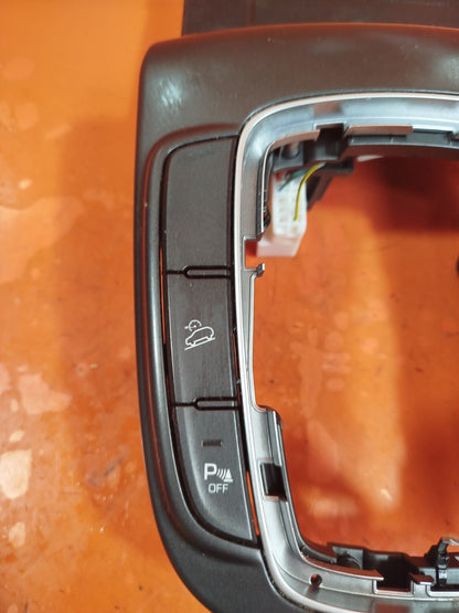 ✅HYUNDAI KONA 1.0 PETROL 2019 GEAR SELECTOR SURROUND WIRELESS CHARGING MODULE - Image 3