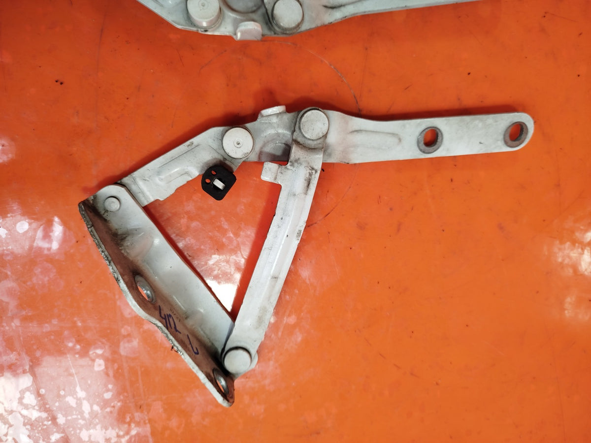 2021 VW Transporter T30 Bonnet Hinges Pair Left Right 7E0823301B Warranty A412 - Image 4