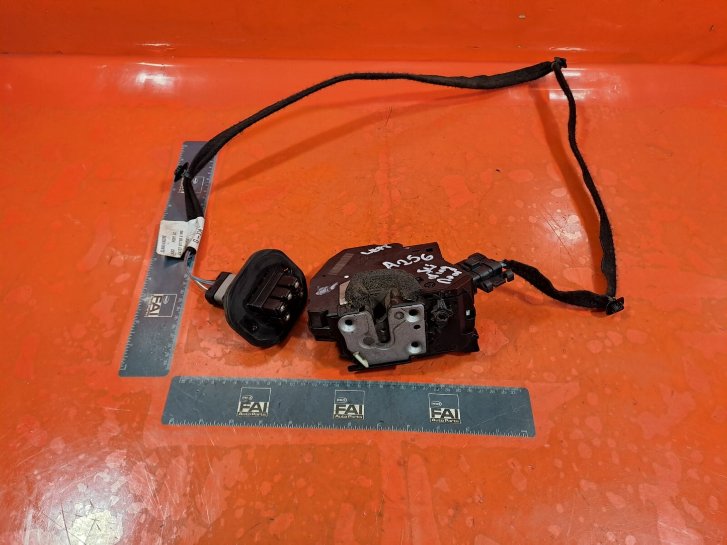 ✅2016 RENAULT TRAFIC MK3 Sl27 1.6D LEFT SLIDING DOOR LOCK LATCH 825037886R A256 - Image 1