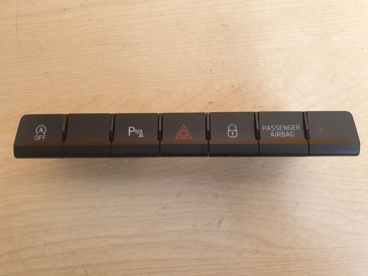 SKODA KAROQ 1.0 PETROL 2020 HAZARD LOCK SWITCH 565927132AK - Image 1