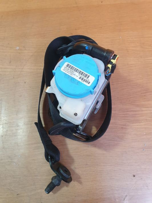 MERCEDES W176 A180 FRONT LEFT SEAT BELT A1768602185 XAA - Image 2