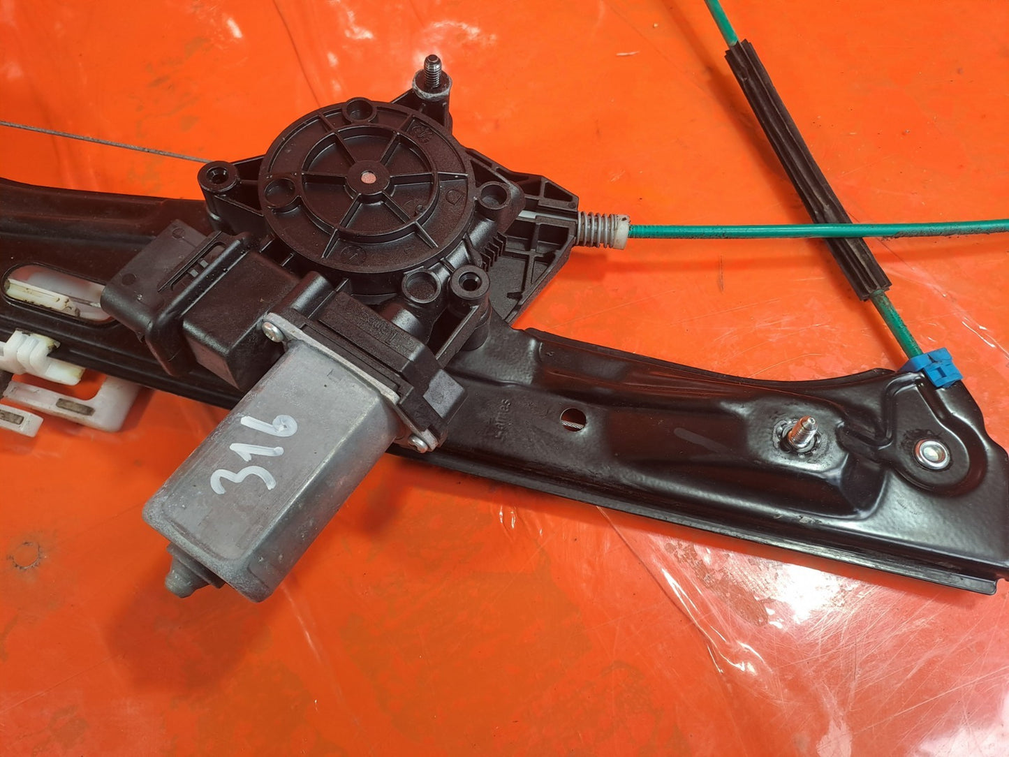 ✅BMW 118D F20 2.0 Diesel 2015 Front Left Window Regulator And Motor 7242561 A316 - Image 4