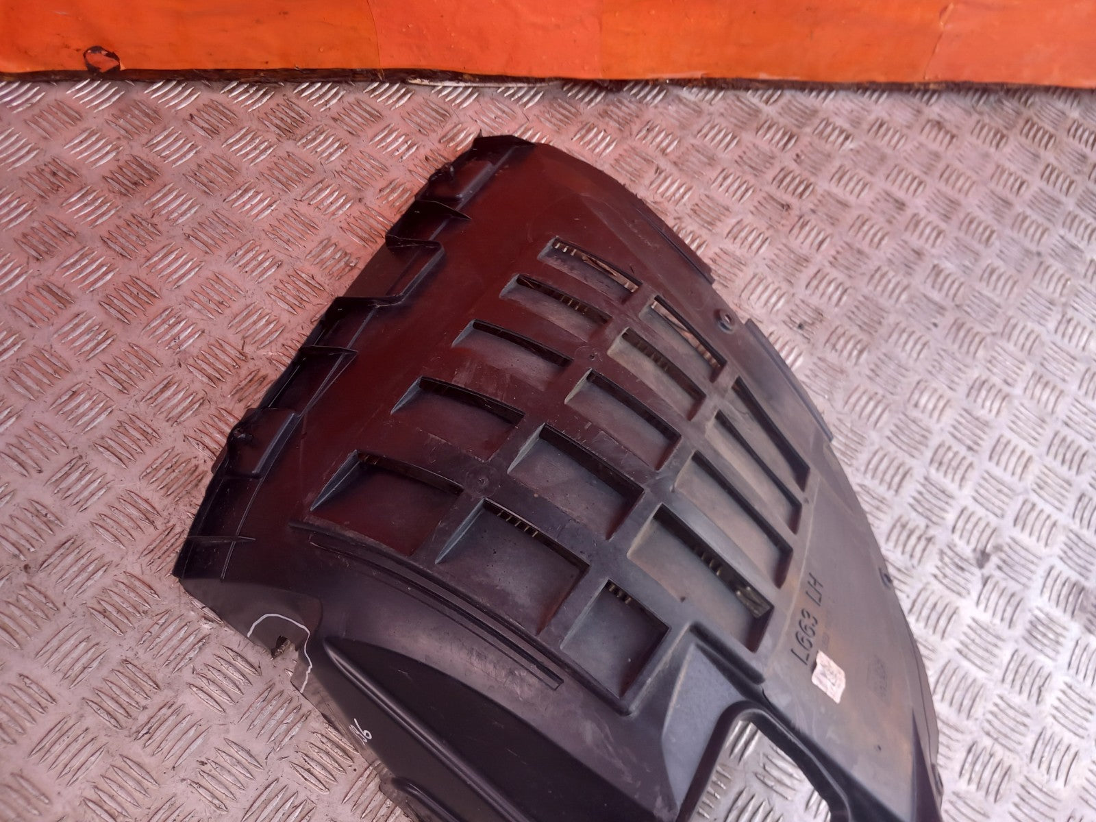 Land Rover Defender L663 3.0 Diesel 2025 Front Left Splash Guard L8B216A574AD - Image 5