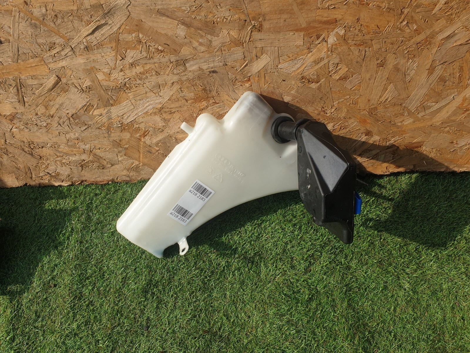 AUDI A5 S LINE 2.0 DIESEL 2012 WINDSCREEN WASHER BOTTLE & PUMP 8T0955453C A218 - Image 3