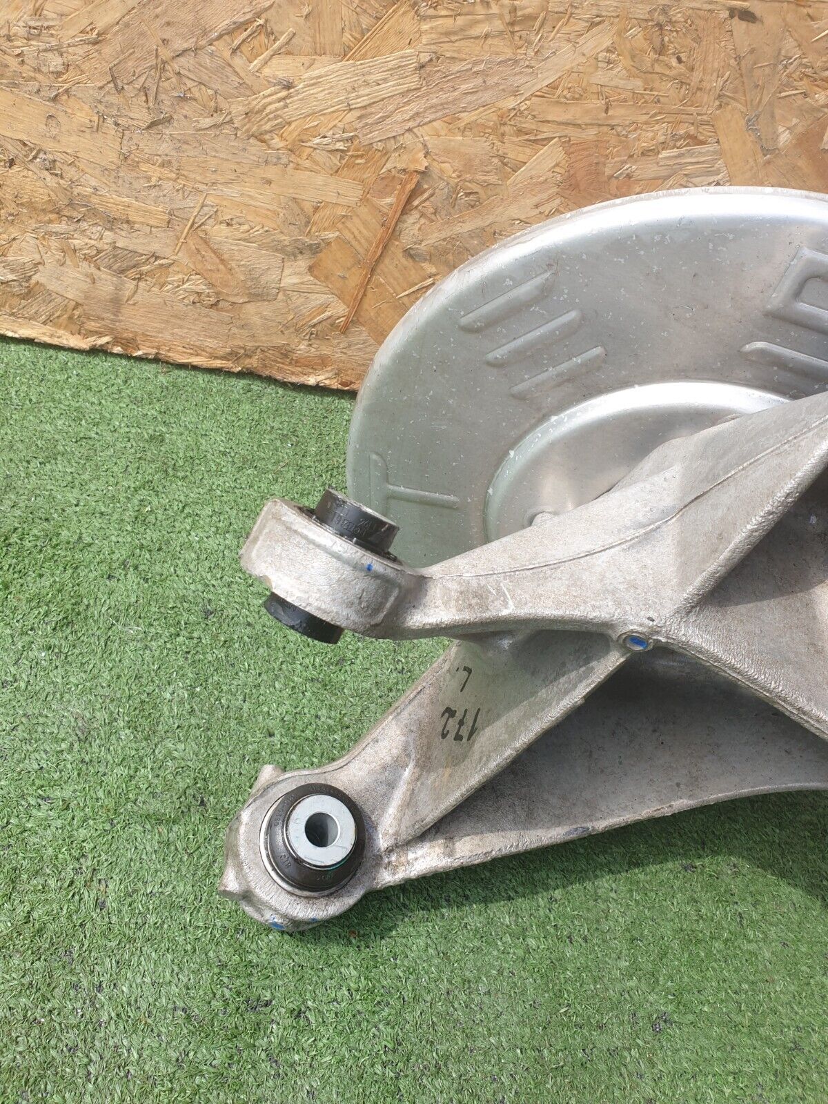 2022 TESLA MODEL Y REAR RIGHT SPINDLE KNUCKLE HUB 1044666-00-C + WARRANTY A172