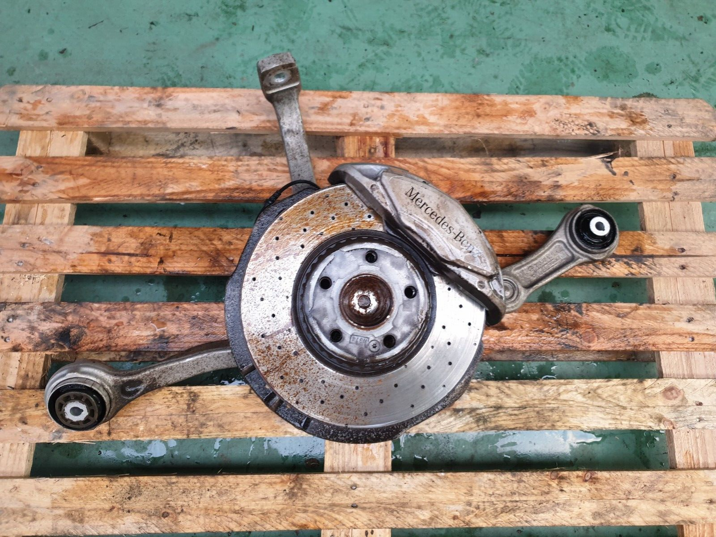 ✅2015 MERCEDES C CLASS W205 2.0P FRONT LEFT WHEEL HUB A2052100 A0004212112 A061 - Image 1