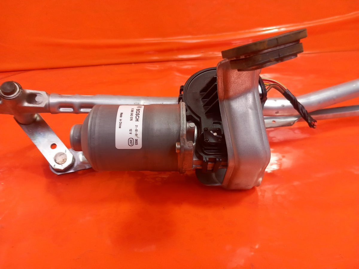 BMW F40 116D 1.5 Diesel 2021 Front Wiper Motor and Linkage 7453954 A365 - Image 8