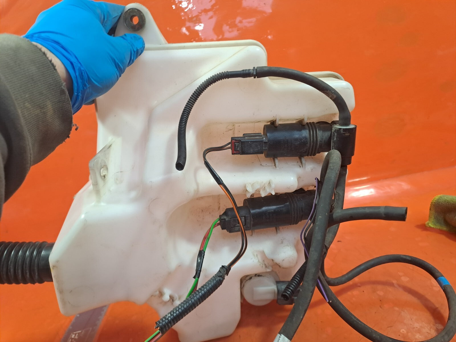 ✅2011 LAND ROVER DISCOVERY 4 L319 WINDSCREEN WASHER BOTTLE AH22-17A645-AD A239 - Image 9