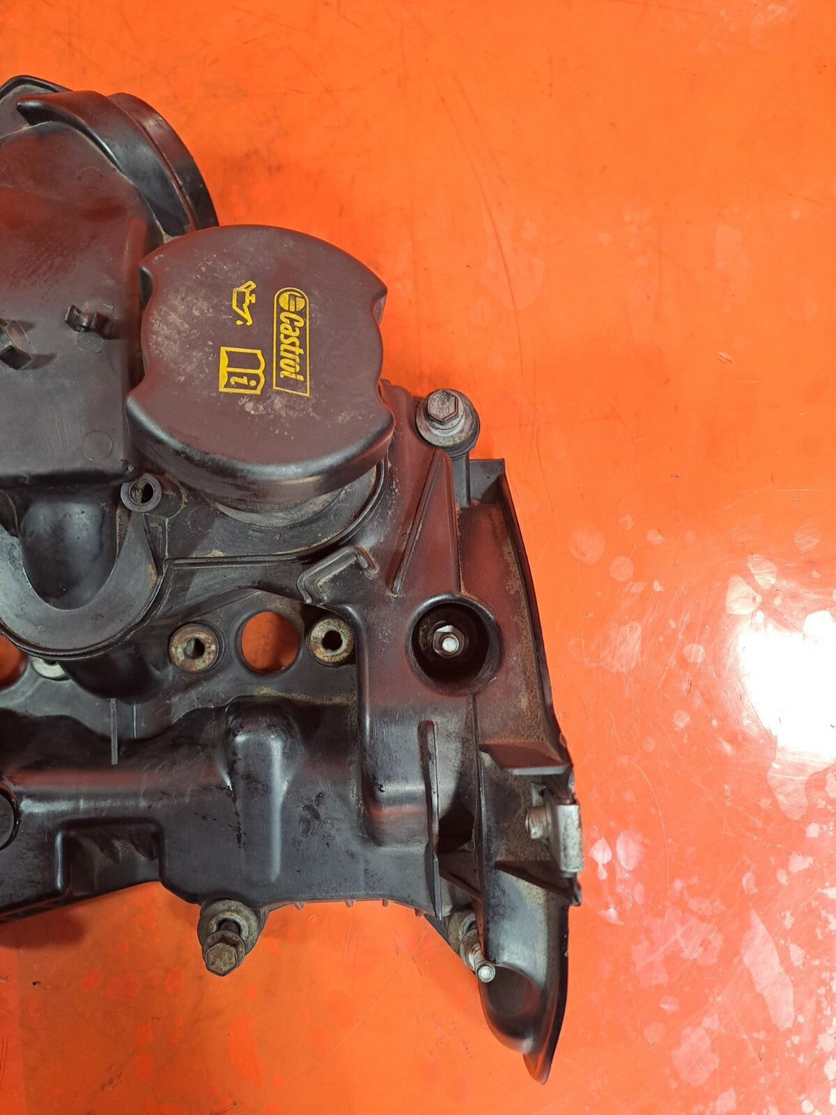 Land Rover Discovery 4 3.0 Diesel 2015 ENGINE ROCKER COVER 9X2Q-9424-FE Warranty - Image 4