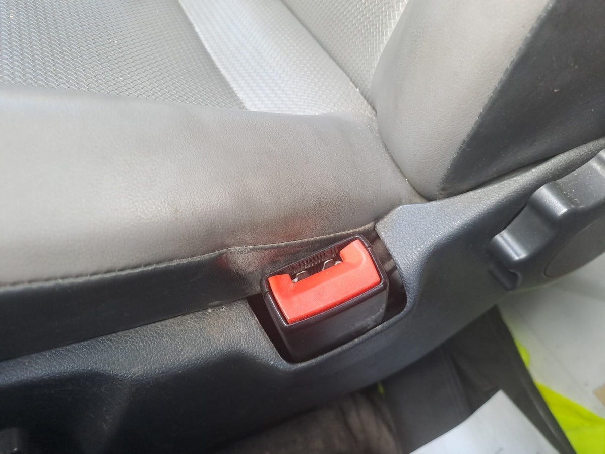 2021 VW Transporter T30 Front Right Seat Belt Buckle Warranty A410 - Image 3