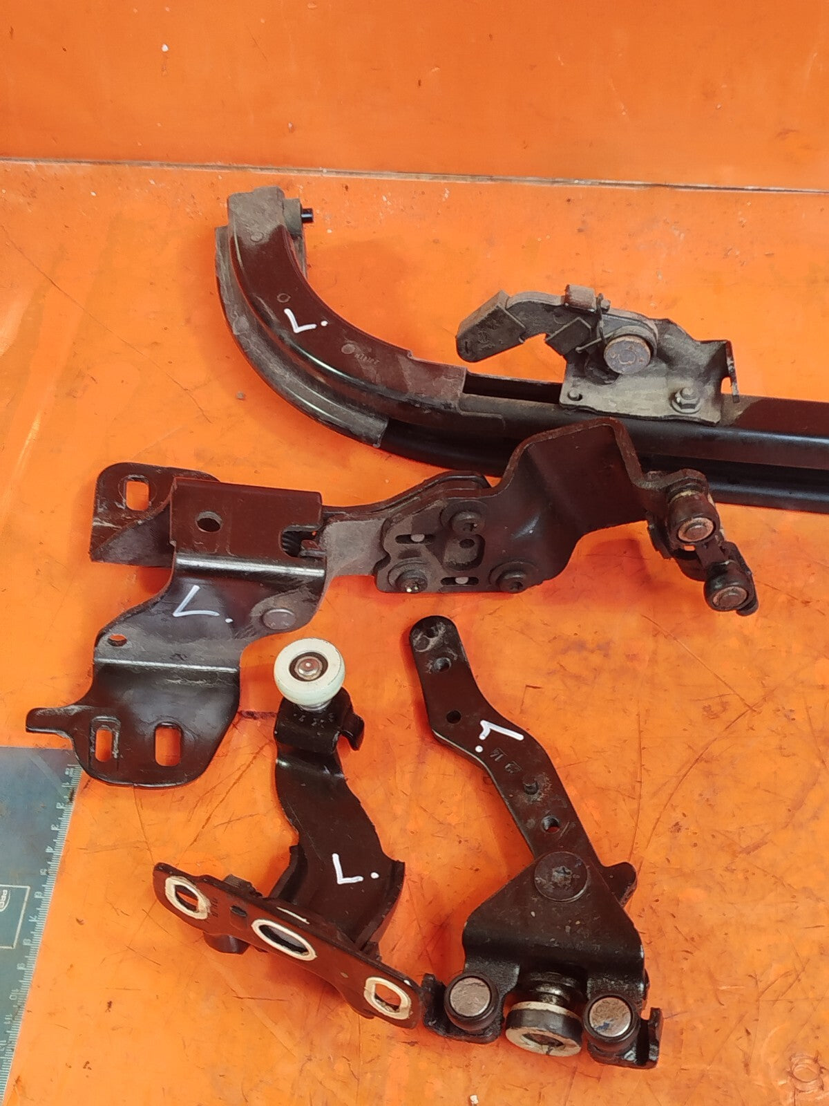 ✅2014 FORD B-MAX TITANIUM 1.0P LEFT SLIDING DOOR HINGES AV11R25029AE + WARRANTY - Image 3
