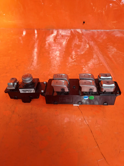 ✅SSANGYONG TIVOLI ELX 1.6 PETROL 2015 FRONT RIGHT WINDOW SWITCH 299139566 A221 - Image 3