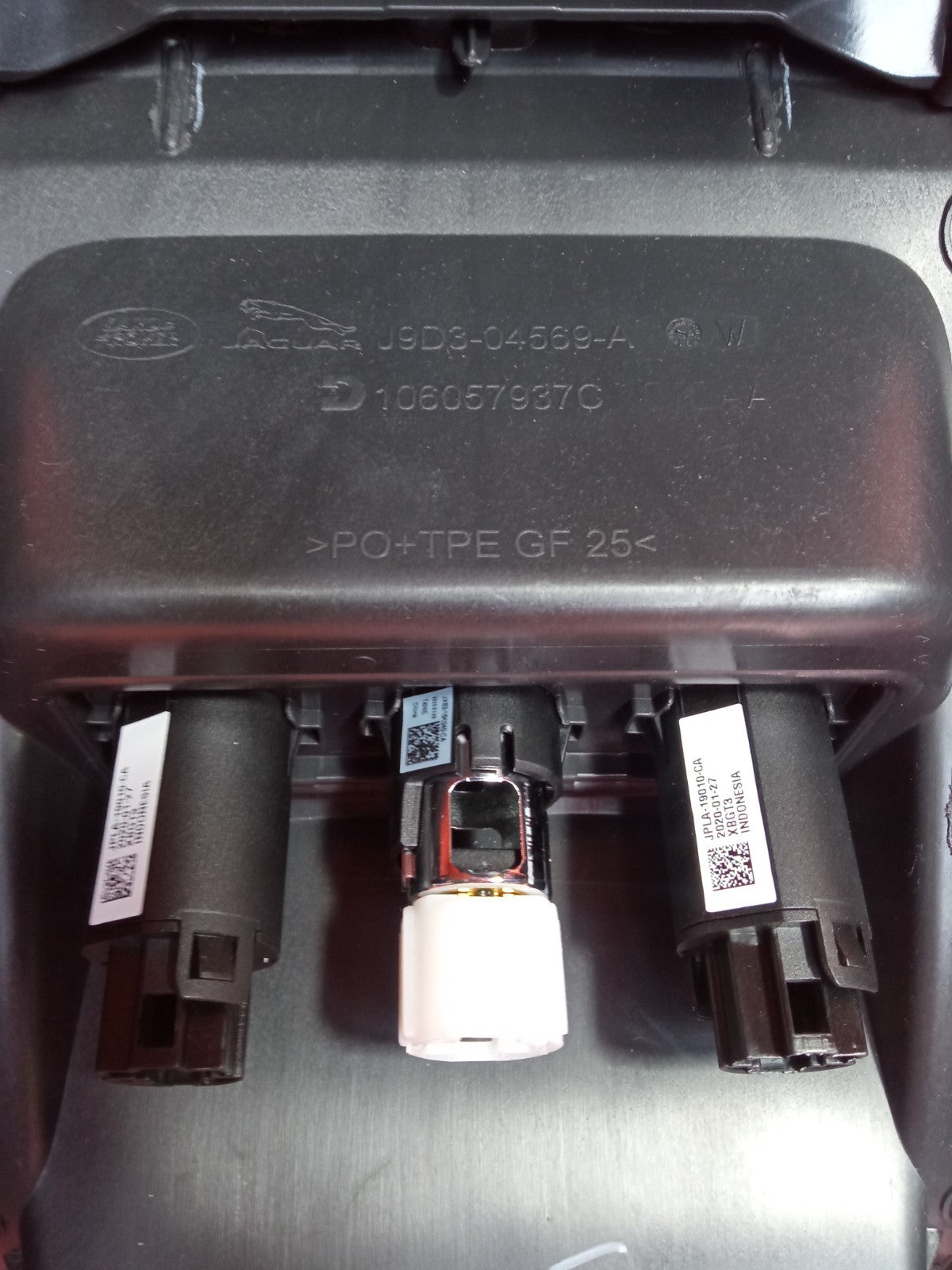 ✅Jaguar I-Pace Ev400 X590 2020 Rear Center Console Trim USB Ports J9D304569A - Image 10
