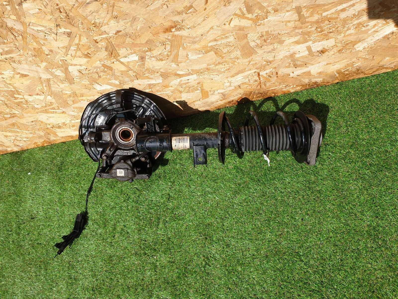 MERCEDES B CLASS W246 1.8 DIESEL 2012 FRONT LEFT SUSPENSION LEG HUB A2463207713 - Image 2