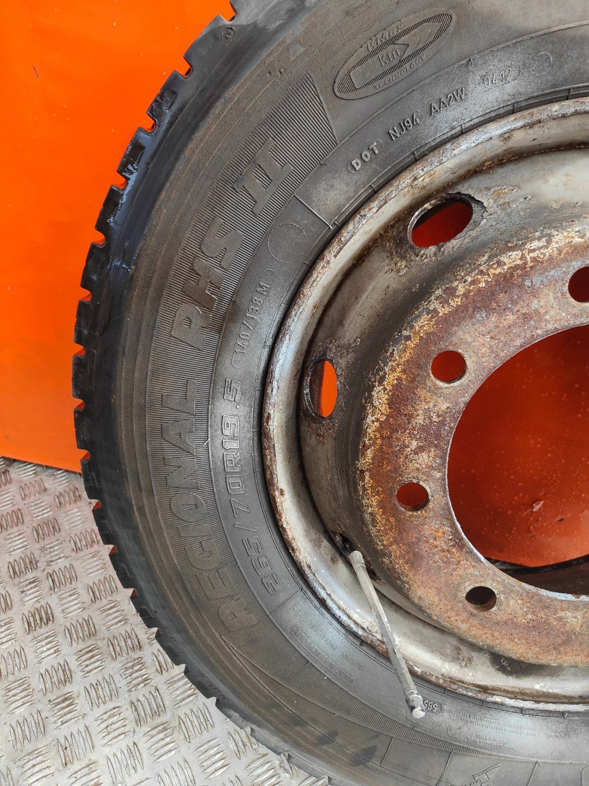 ✅2003 VOLVO FL 5.5D REAR ALLOY WHEEL WITH TYRE 265/70 R19.5 + WARRANTY A324 - Image 3