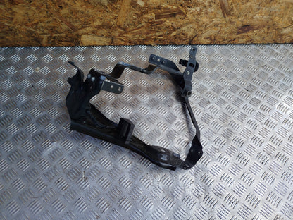 ✅MERCEDES C250 W204 2.1 DIESEL 2011 FRONT LEFT HEADLIGHT BRACKET A2046200991 - Image 1